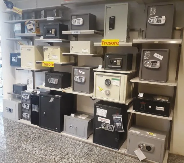 Ausgestellte Tresore im Geschäft