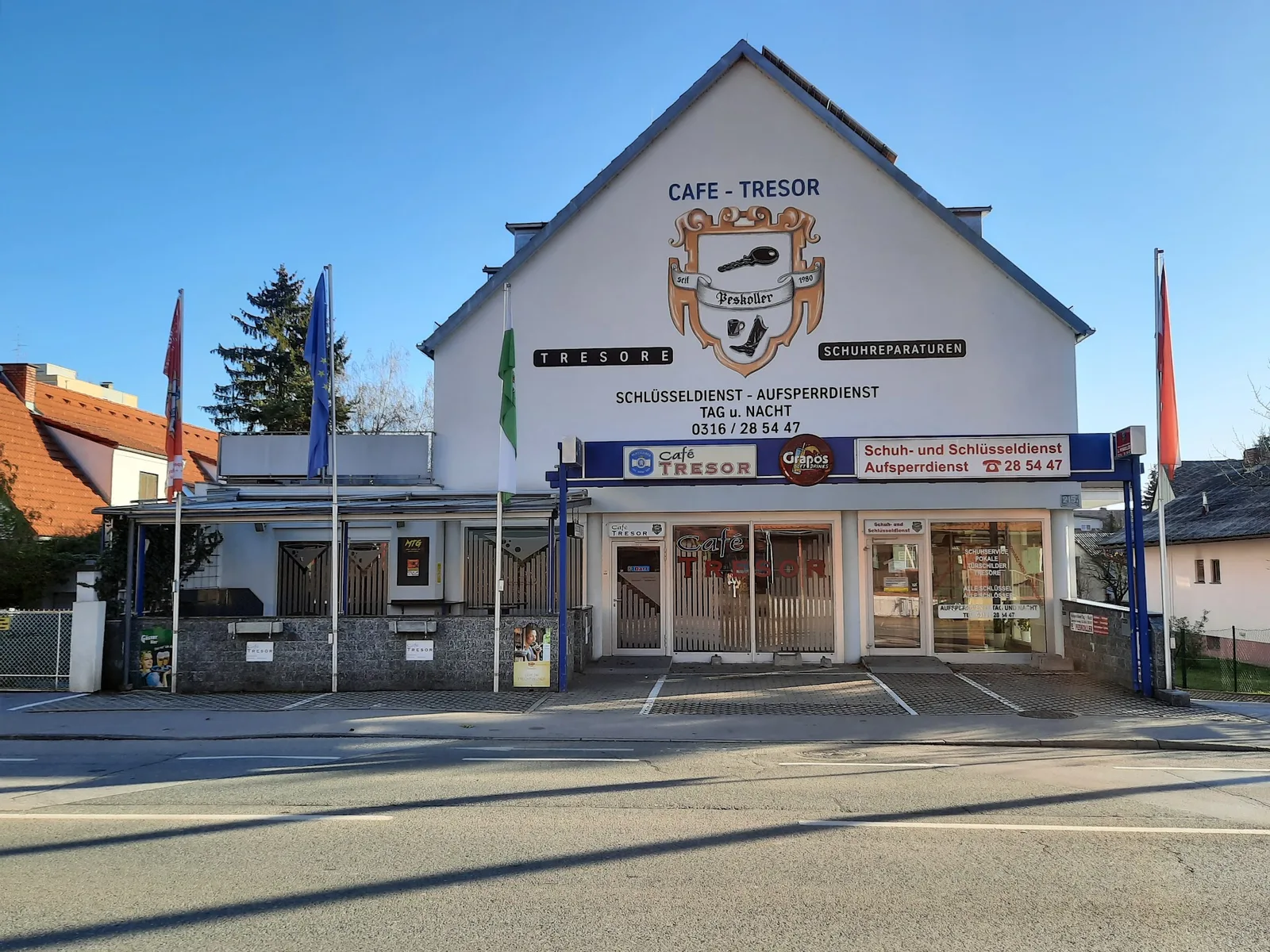 Fassade an der Straßganger Straße mit Peskoller-Wappen und Eingang