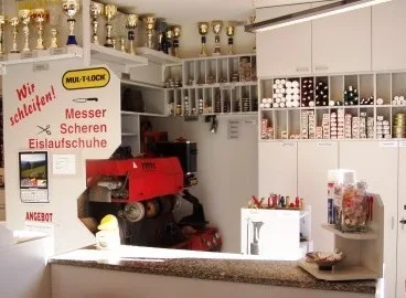 Theke mit Schild zum Schleifservice