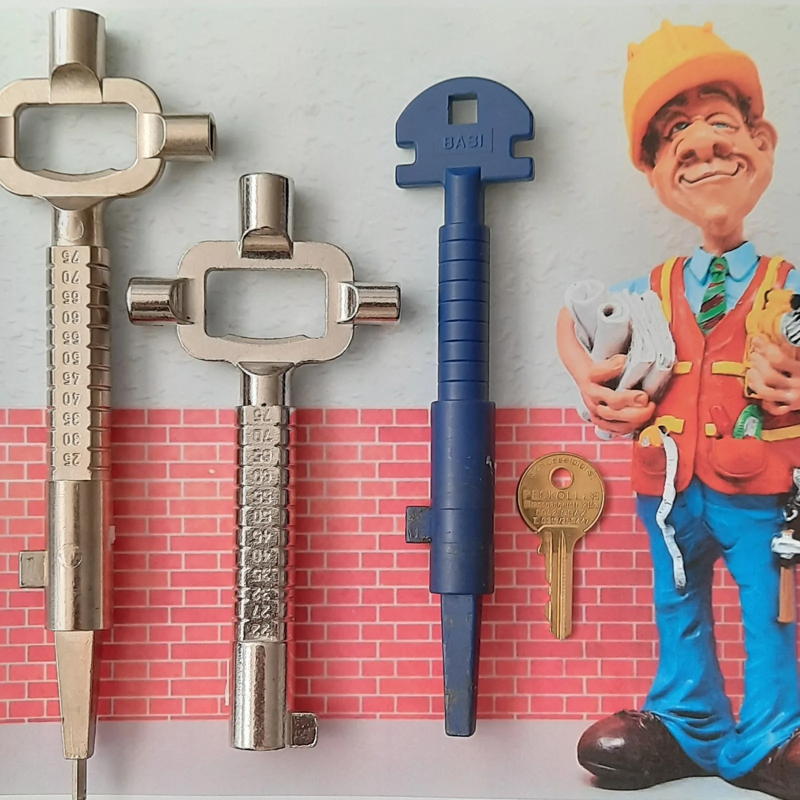 Ein besonderer Schlüssel vor einem farbigen Wandbild